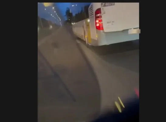 Bus wijkt uit om bromfiets aan te rijden