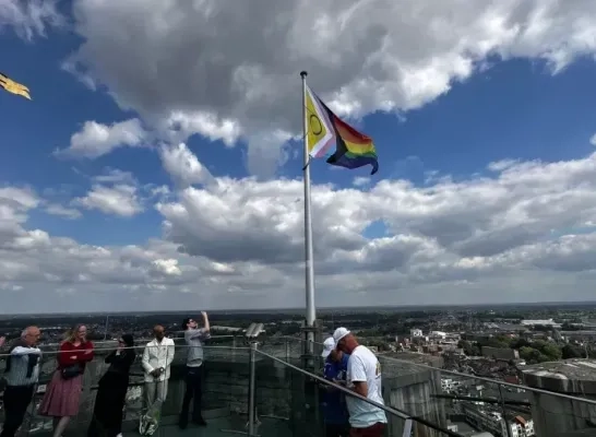 Pridevlag wappert voor gelijkheid op hoogste punt van Rivierenland Pridevlag wappert voor gelijkheid op hoogste punt van Rivierenland