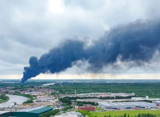 de brand bij Indaver is van heel ver te zien