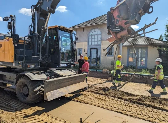 ACV deelt zonnecrème en drank uit op werf in Noorderwijk