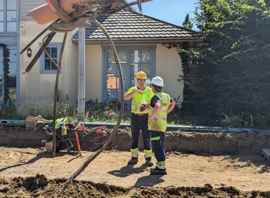 ACV deelt zonnecrème en drank uit op werf in Noorderwijk