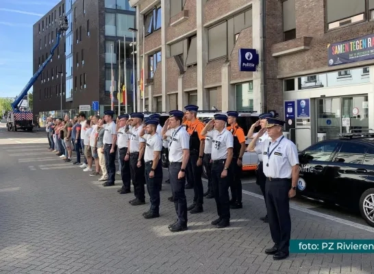 Politie houdt minuut stilte voor overleden collega Politie houdt minuut stilte voor overleden collega