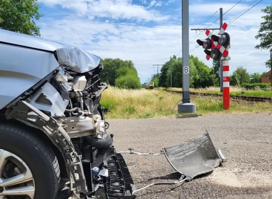 Trein rijdt auto aan Trein rijdt auto aan