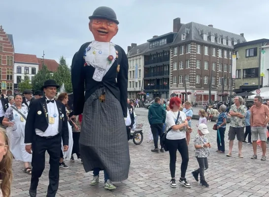 Reuzen trouwen in Turnhout