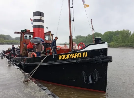 Stoomboot meert af in Sint-Amands Stoomboot meert af in Sint-Amands