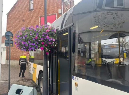 Bus rijdt zich vast in centrum Herentals Bus rijdt zich vast in centrum Herentals