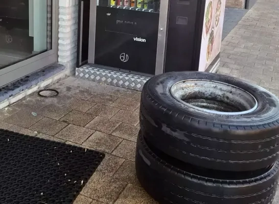 Band vrachtwagen belandt in broodjeszaak Balen