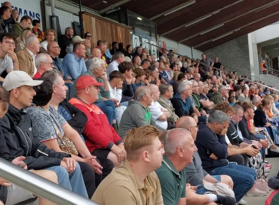 de tribunes zaten vol voor de jubileummatch van Heist