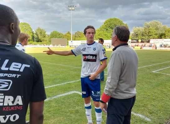 Trainer Yves Van Borm geeft aanwijzingen aan zijn spelers