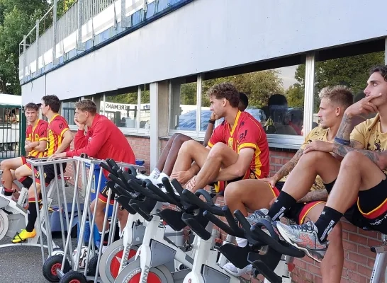 De invallers van KV houden de spieren warm tijdens de wedstrijd