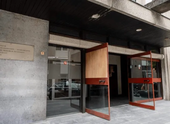 deur gerechtsgebouw Mechelen beschadigd deur gerechtsgebouw Mechelen beschadigd