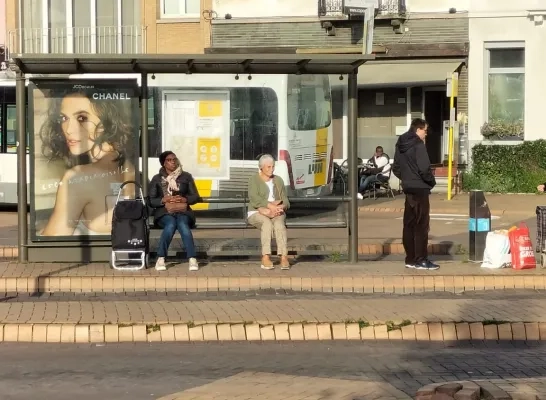 wachten_op_de_bus_de_lijn_mechelen.jpg
