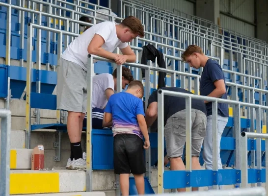 KVC Westerlo supporters bouwen mee aan tribune De West