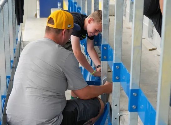 KVC Westerlo supporters bouwen mee aan tribune De West