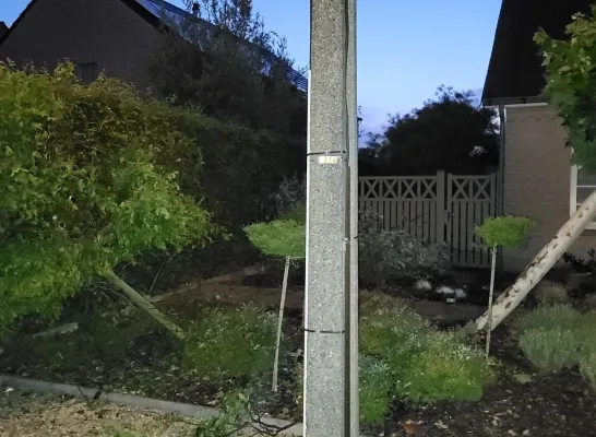 Auto in voortuin huis