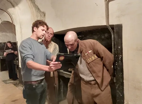 regisseur Filip Lenaerts brieft gevangenen Breendonk voor opname