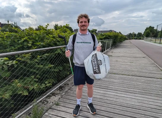 Liers schepen Niels De Bakker doet mee aan dodentocht en combineert voorbereiding met afval verzamelen