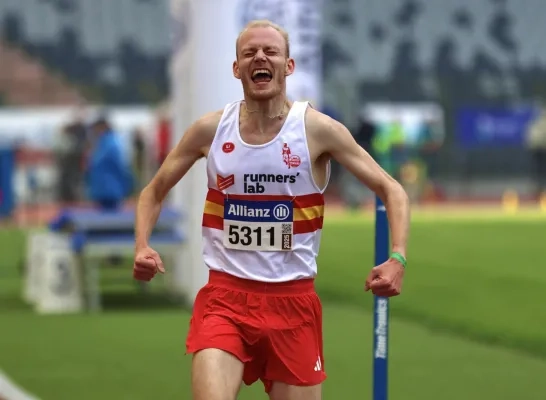Tim Van de Velde wint de 3000 meter steeple op het BK