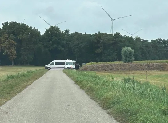 Lichaam in bos naast maïsveld in Meersel-Dreef vlakbij Nederlandse grens Lichaam in bos naast maïsveld in Meersel-Dreef vlakbij Nederlandse grens