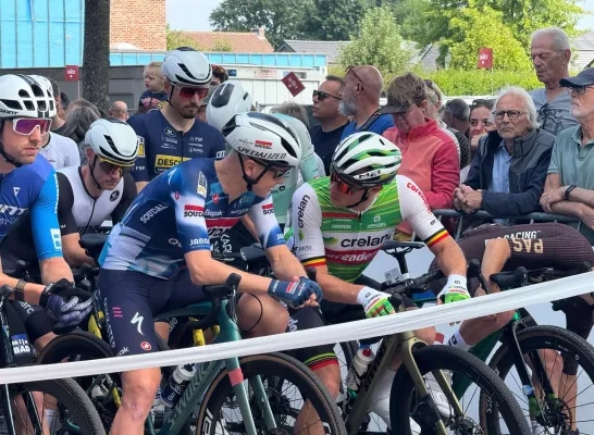 Tim Merlier en Laurens Sweeck keuvelen voor de start van het BK Gravel in Westerlo