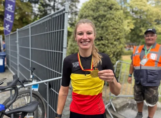 Jinse Peeters wordt Belgisch kampioene Gravel bij de elites zonder contract