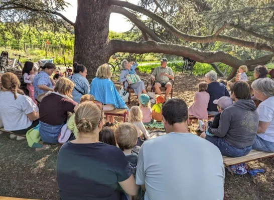 Voorlezen onder de mooiste boom van het Vrijbroekpark
