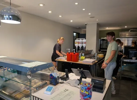 Nora Smets werkende in haar nieuwe broodjeszaak Nora Smets werkende in haar nieuwe broodjeszaak