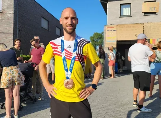 Verrassingsfeest voor duatleet Vincent Bierinckx in Geel na bronzen medaille