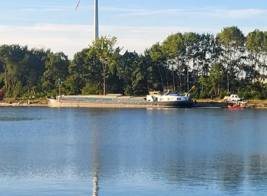 Vrachtschip lekt 10.000 liter olie in Albertkanaal Olen Vrachtschip lekt 10.000 liter olie in Albertkanaal Olen