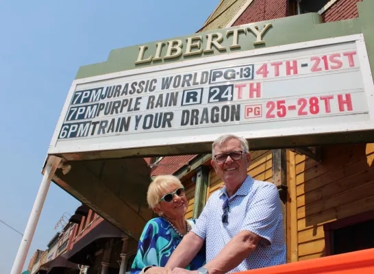 Annita en Andre aan hun cinema in Colorado Annita en Andre aan hun cinema in Colorado