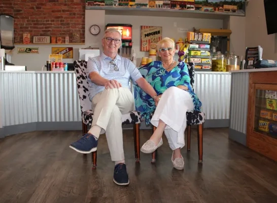 Annita en Andre aan hun cinema in Colorado