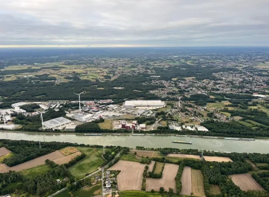 Olievlek op Albertkanaal in Olen