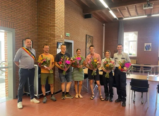 De helden worden in de bloemetjes gezet in het gemeentehuis