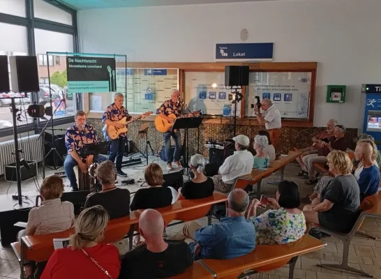 Reizigers genieten van allereerste concert in stationsgebouw Herentals