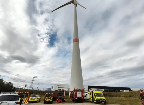 Man zit vat in tandwielen windturbine Man zit vat in tandwielen windturbine