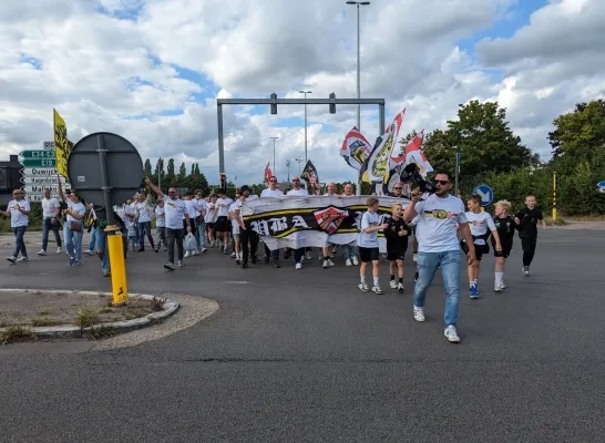 Supporters Lyra-Lierse van Eikelstraat naar sportpark 