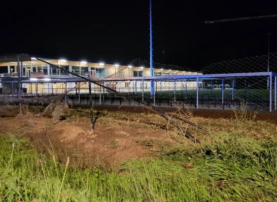 De beschadigde omheining van het nieuwe sportcomplex langs de Ring in Lier De beschadigde omheining van het nieuwe sportcomplex langs de Ring in Lier