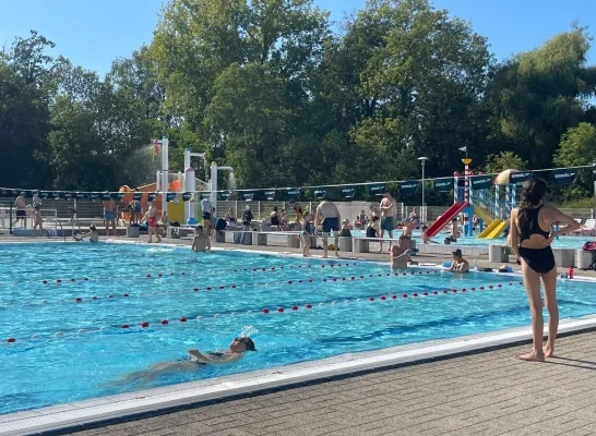 Openluchtbad in Mol is open