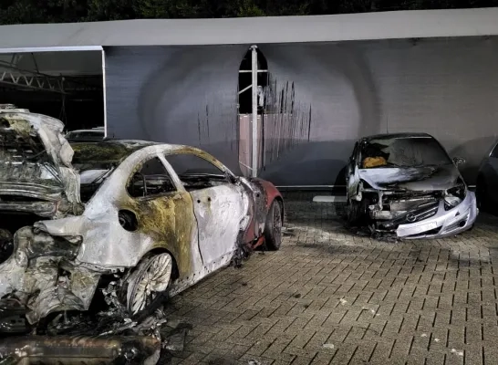 Uitgebrande auto's bij garage Jacobs
