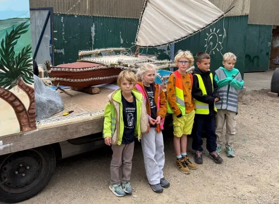 Leerlingen van plaatselijke scholen mogen lichtstoetwagens al zien in Mol Ginderbuiten