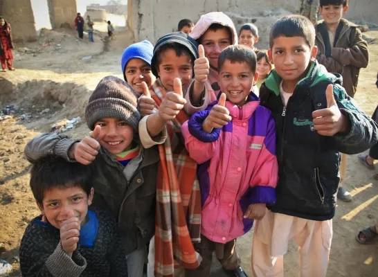 Afghanistan kinderen aardbeving stockbeeld