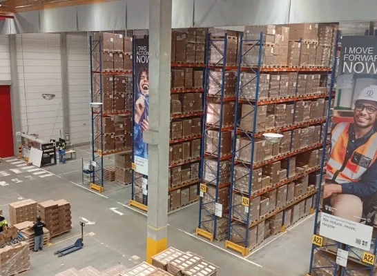 Kuehne+Nagel Geel magazijn binnenkant