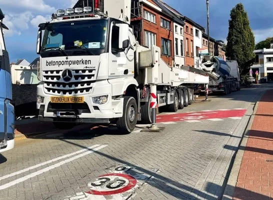 Vrachtwagens blokkeren weg Caputsteenstraat Mechelen