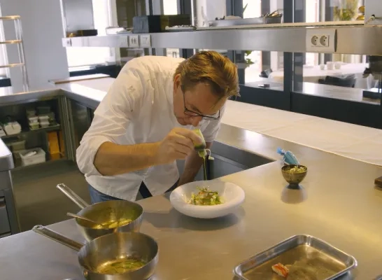 Chef Viki Geunes tovert met asperges