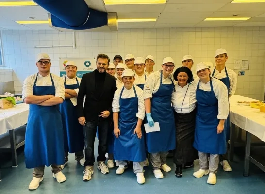 Wout Bru jureert kip-curry's en slaatjes in Sint-Jozefschool
