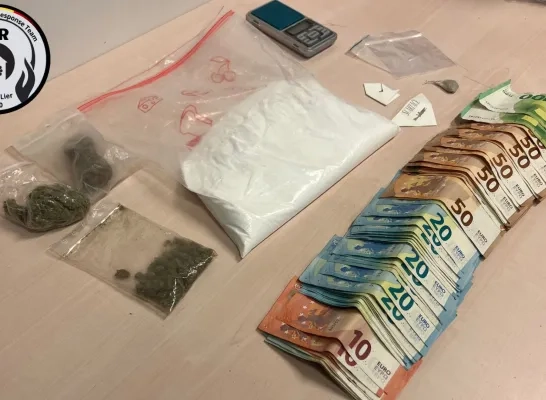 Drugs en geld gevonden bij huiszoeking Drugs en geld gevonden bij huiszoeking