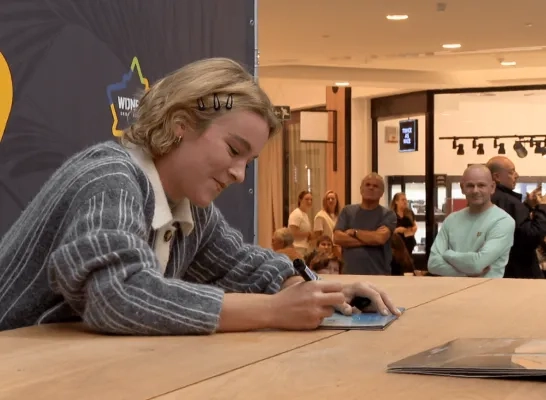 Pommelien signeert in ijltempo platen en CD's van "Gedoe"