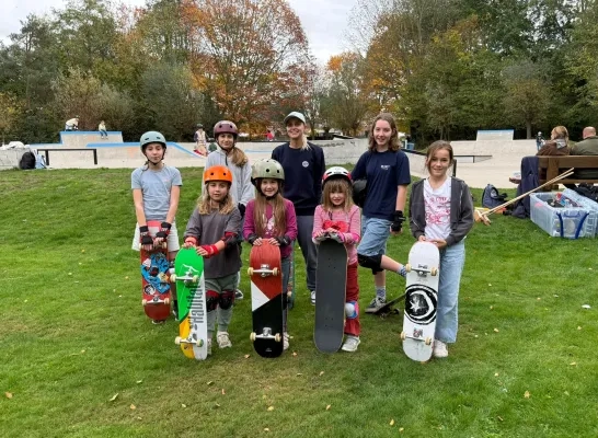 Meisjes krijgen skate initiatie
