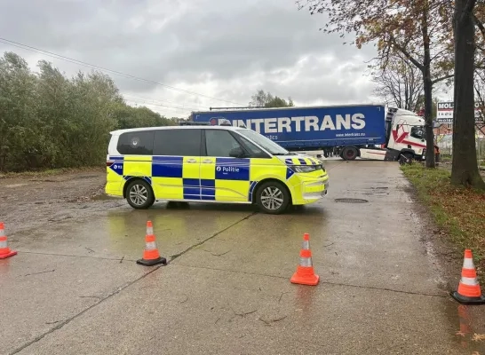 Vrachtwagen dwars over de rijweg Vrachtwagen dwars over de rijweg