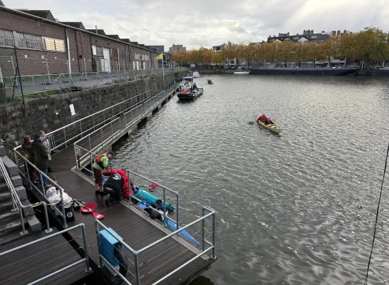 Supporters van KV Mechelen en OH Leuven strijden om het meeste afval uit de Dijle te halen Supporters van KV Mechelen en OH Leuven strijden om het meeste afval uit de Dijle te halen